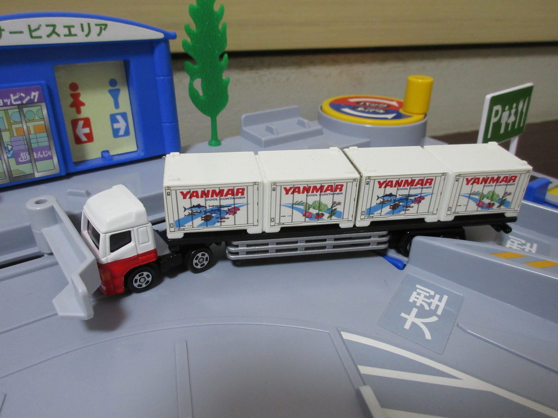 トミカ バックで駐車！たのしいサービスエリア サウンド満載ロング